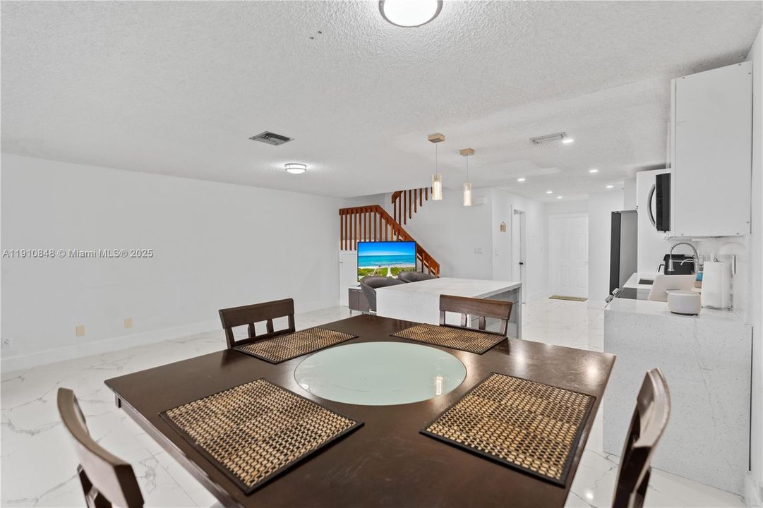 На продажу: $354,900 (3 спален, 2 ванн, 1281 Квадратных фут)