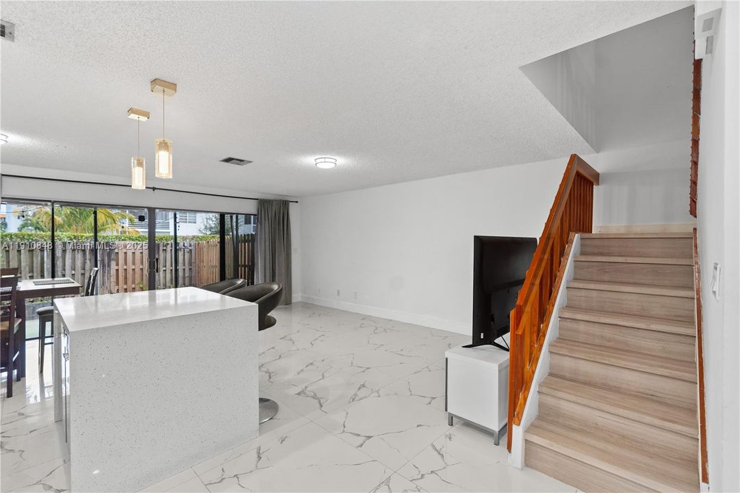 На продажу: $354,900 (3 спален, 2 ванн, 1281 Квадратных фут)