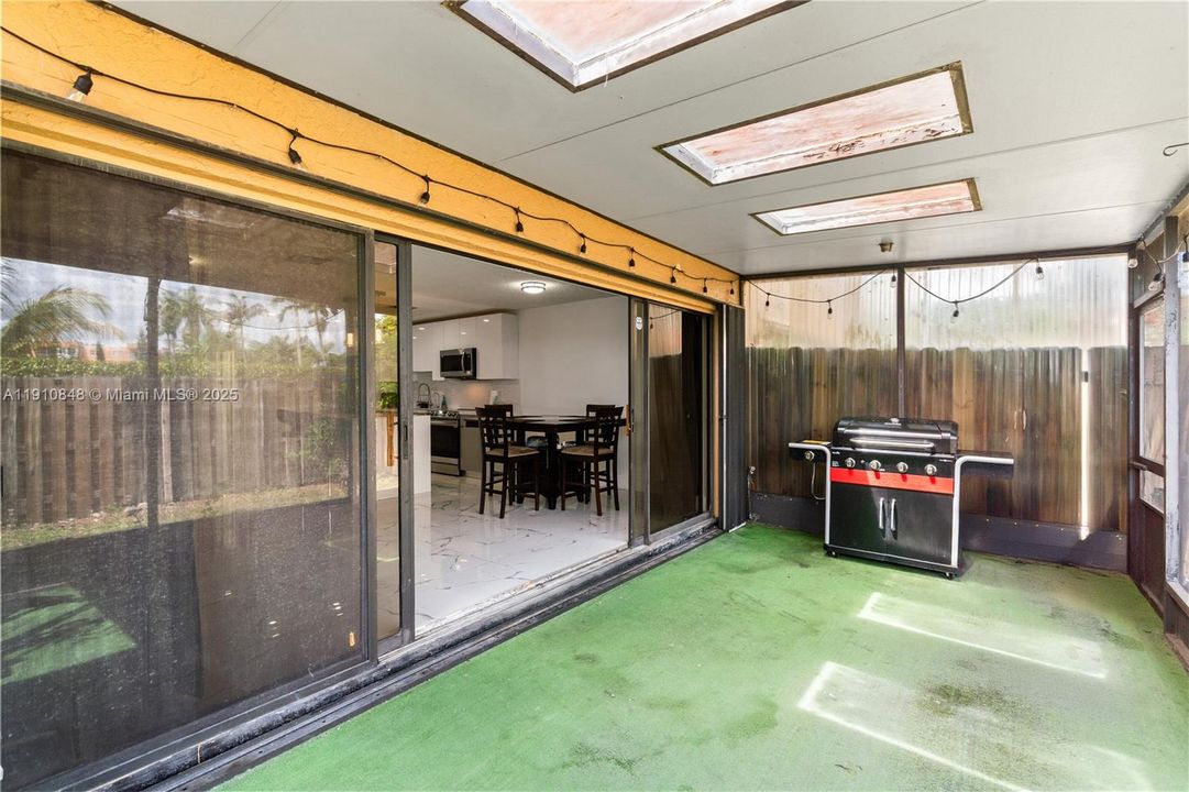 На продажу: $354,900 (3 спален, 2 ванн, 1281 Квадратных фут)