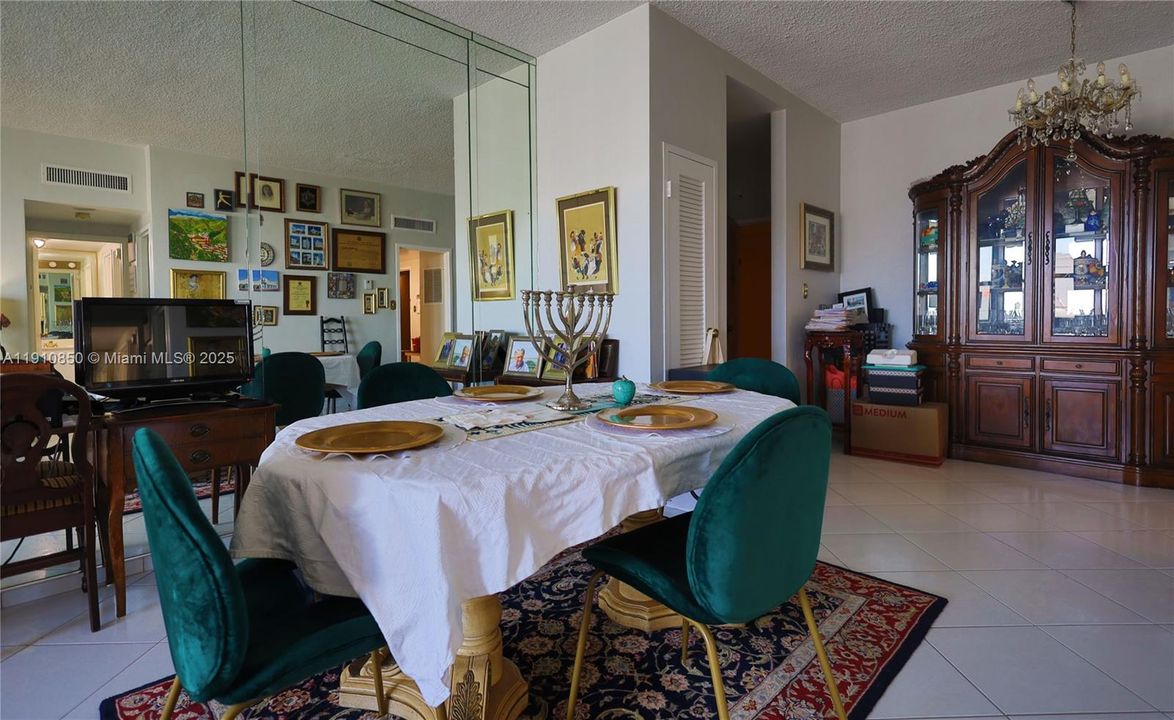 For Sale: $620,000 (1 beds, 1 baths, 940 Square Feet)