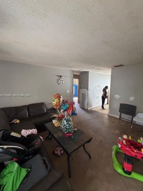 Activo con contrato: $245,000 (4 camas, 2 baños, 1620 Pies cuadrados)