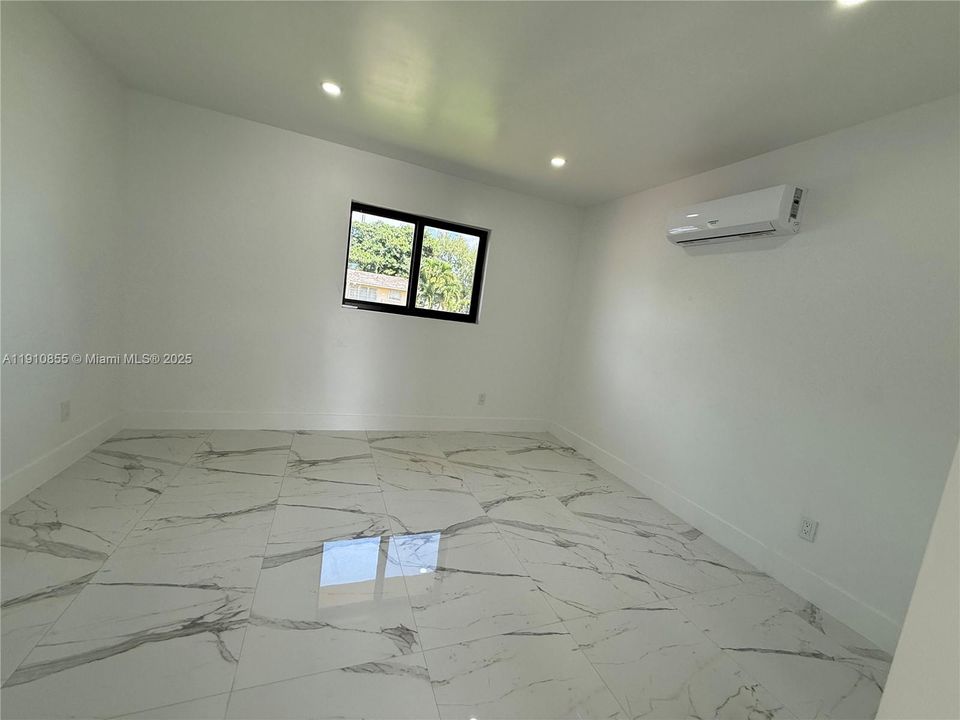 For Rent: $1,750 (1 beds, 1 baths, 400 Square Feet)