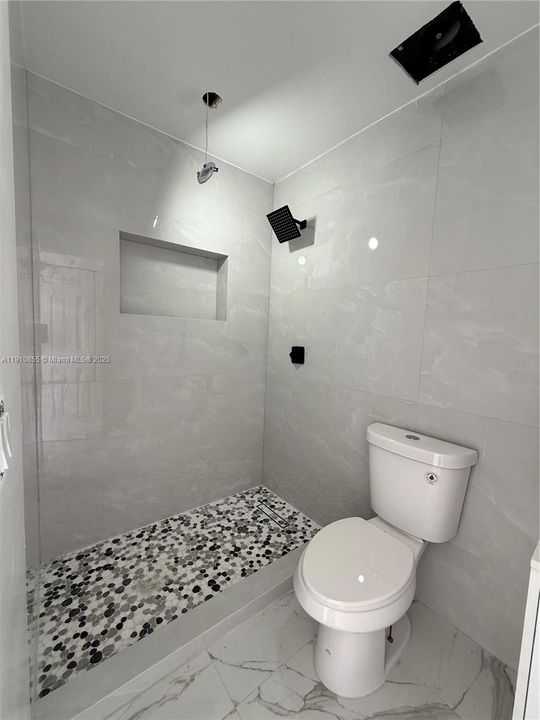 For Rent: $1,750 (1 beds, 1 baths, 400 Square Feet)