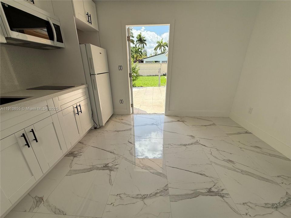 For Rent: $1,750 (1 beds, 1 baths, 400 Square Feet)