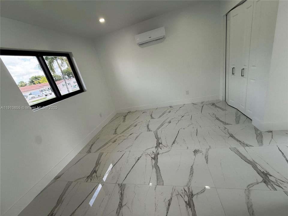 For Rent: $1,750 (1 beds, 1 baths, 400 Square Feet)