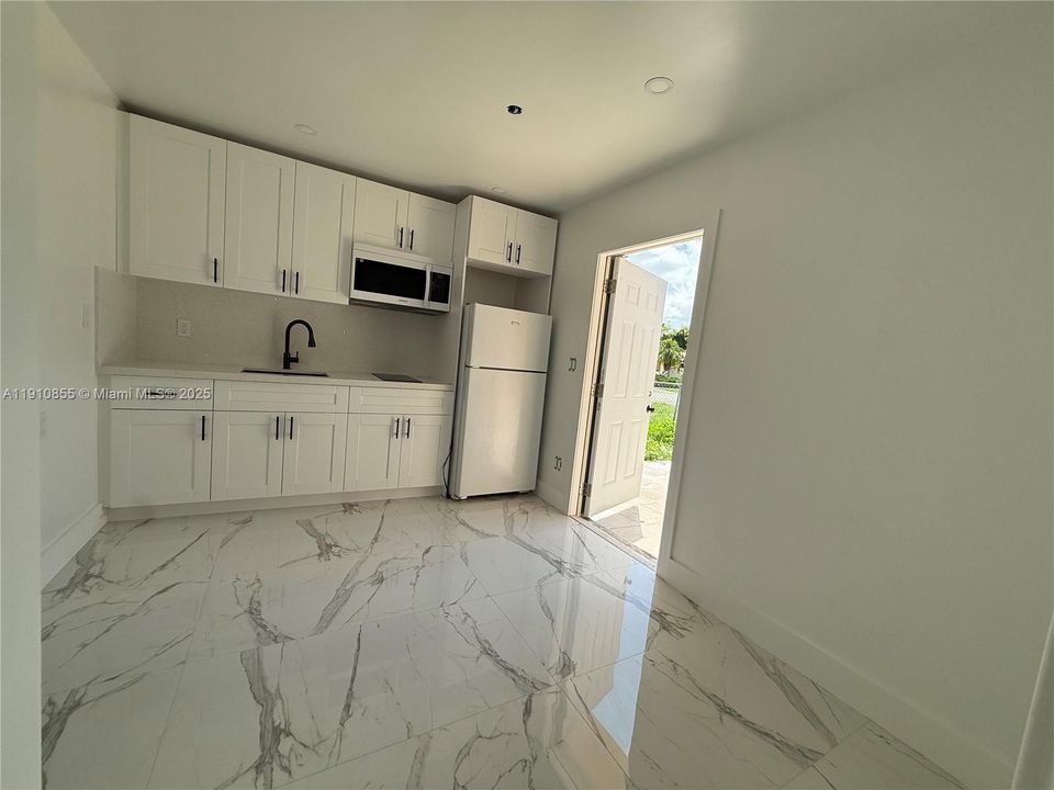 For Rent: $1,750 (1 beds, 1 baths, 400 Square Feet)