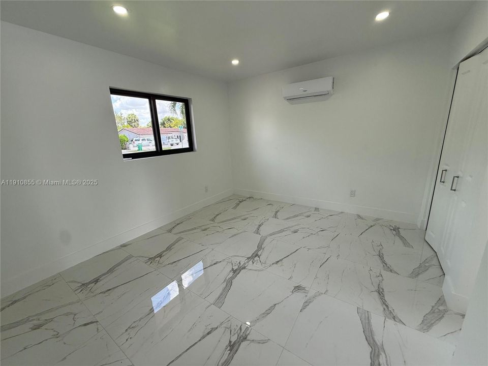 For Rent: $1,750 (1 beds, 1 baths, 400 Square Feet)