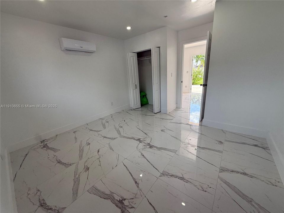 For Rent: $1,750 (1 beds, 1 baths, 400 Square Feet)