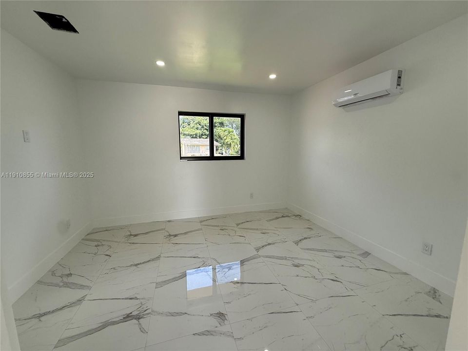 For Rent: $1,750 (1 beds, 1 baths, 400 Square Feet)