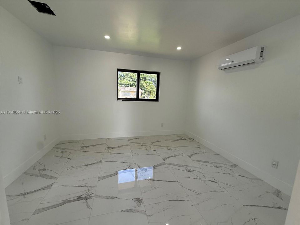 For Rent: $1,750 (1 beds, 1 baths, 400 Square Feet)