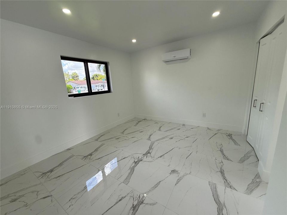 For Rent: $1,750 (1 beds, 1 baths, 400 Square Feet)