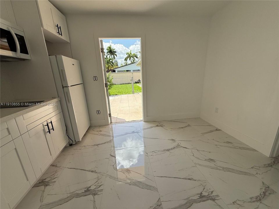 For Rent: $1,750 (1 beds, 1 baths, 400 Square Feet)