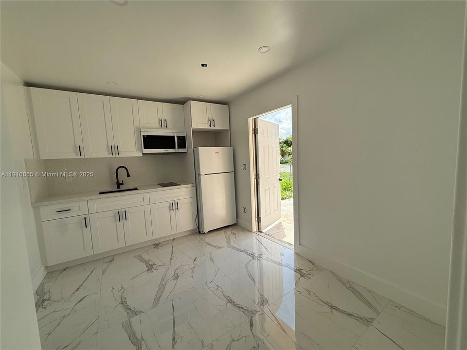 For Rent: $1,750 (1 beds, 1 baths, 400 Square Feet)