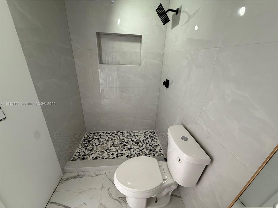 For Rent: $1,750 (1 beds, 1 baths, 400 Square Feet)