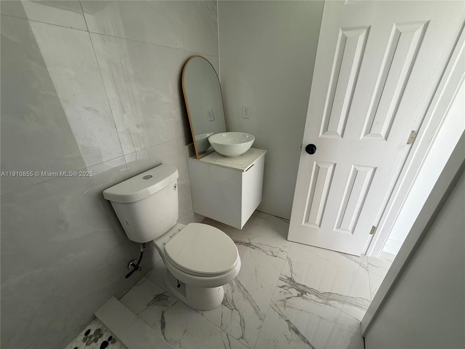 For Rent: $1,750 (1 beds, 1 baths, 400 Square Feet)