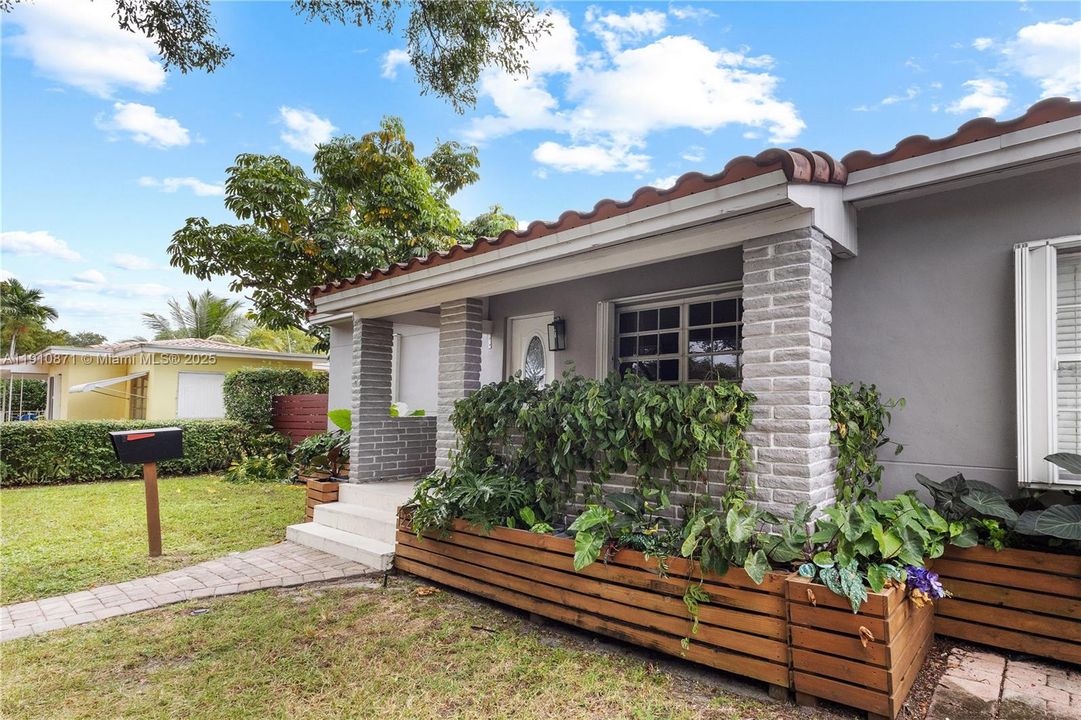 Active With Contract: $695,000 (3 beds, 2 baths, 1256 Square Feet)