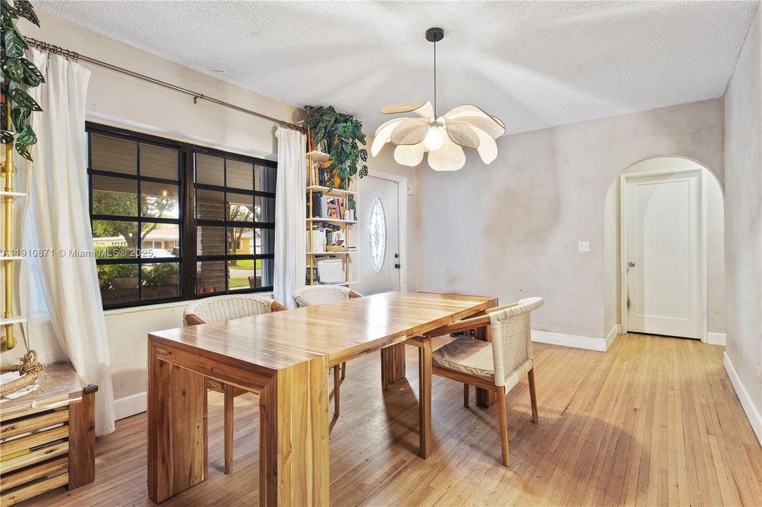 Active With Contract: $695,000 (3 beds, 2 baths, 1256 Square Feet)