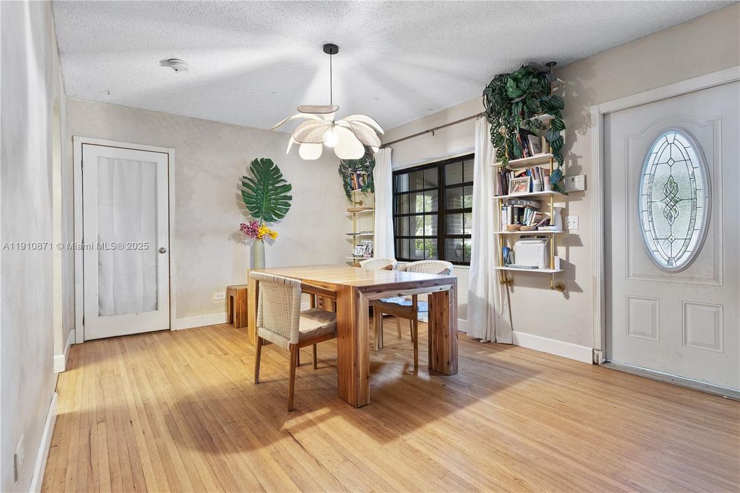 Active With Contract: $695,000 (3 beds, 2 baths, 1256 Square Feet)