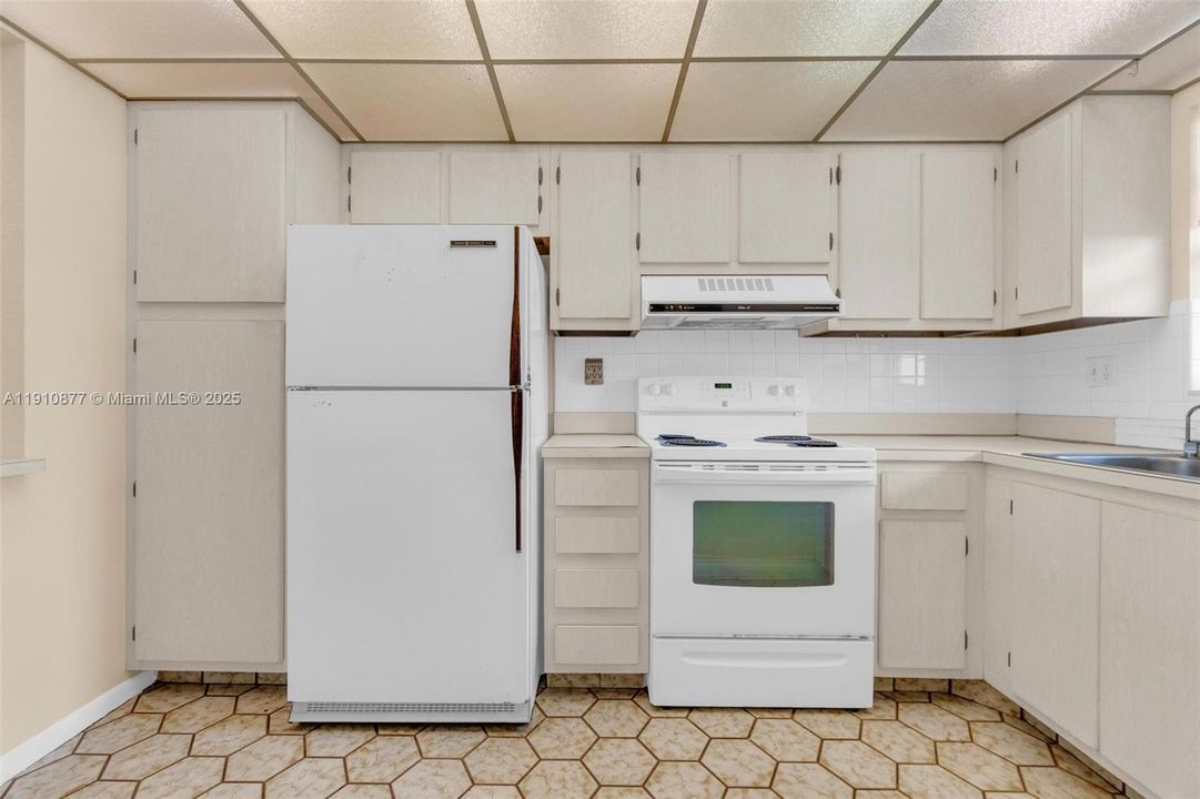 На продажу: $229,000 (2 спален, 2 ванн, 1180 Квадратных фут)