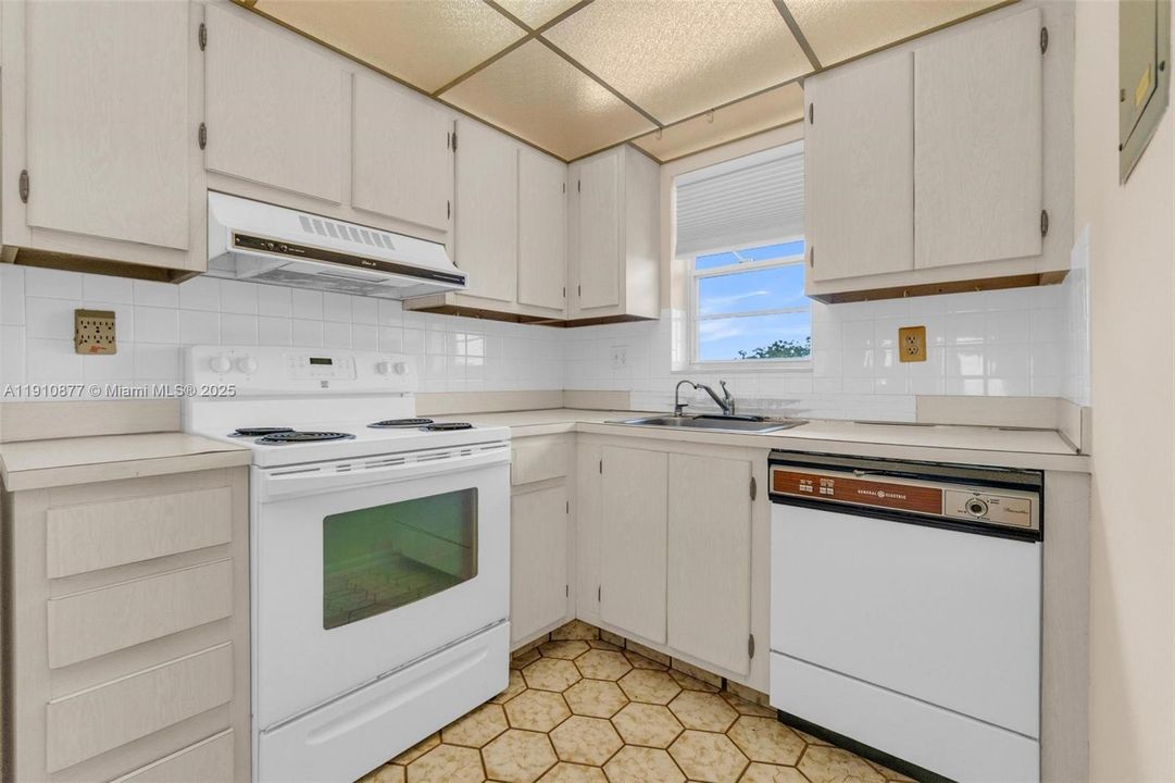 На продажу: $229,000 (2 спален, 2 ванн, 1180 Квадратных фут)