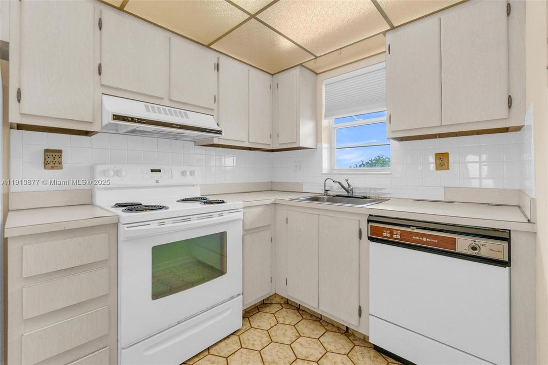 На продажу: $229,000 (2 спален, 2 ванн, 1180 Квадратных фут)