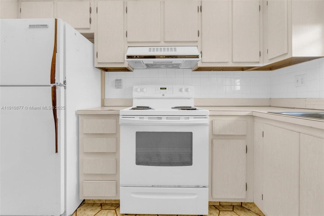 На продажу: $229,000 (2 спален, 2 ванн, 1180 Квадратных фут)