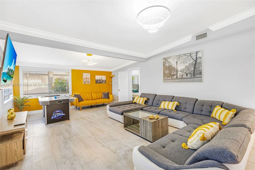 На продажу: $1,199,900 (4 спален, 2 ванн, 2163 Квадратных фут)