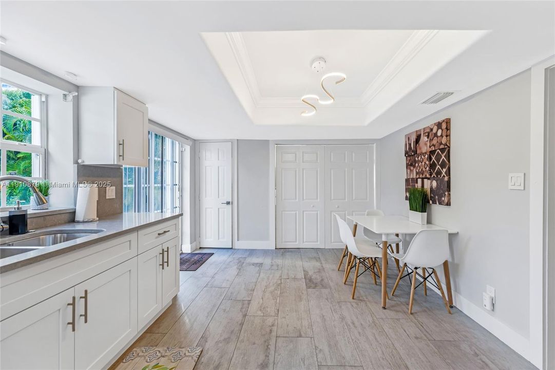 На продажу: $1,199,900 (4 спален, 2 ванн, 2163 Квадратных фут)