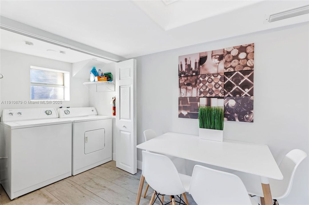 На продажу: $1,199,900 (4 спален, 2 ванн, 2163 Квадратных фут)