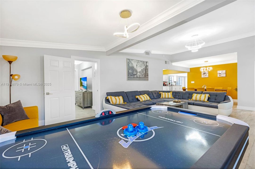 На продажу: $1,199,900 (4 спален, 2 ванн, 2163 Квадратных фут)