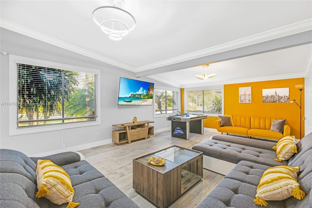 На продажу: $1,199,900 (4 спален, 2 ванн, 2163 Квадратных фут)