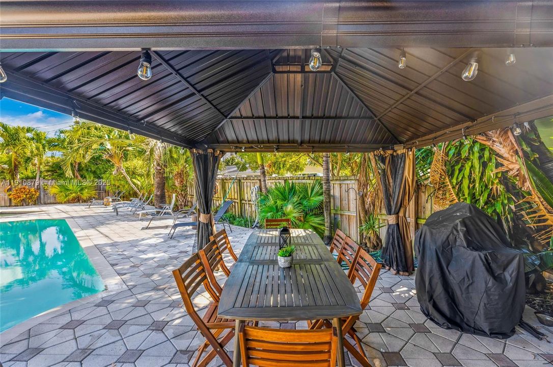 На продажу: $1,199,900 (4 спален, 2 ванн, 2163 Квадратных фут)