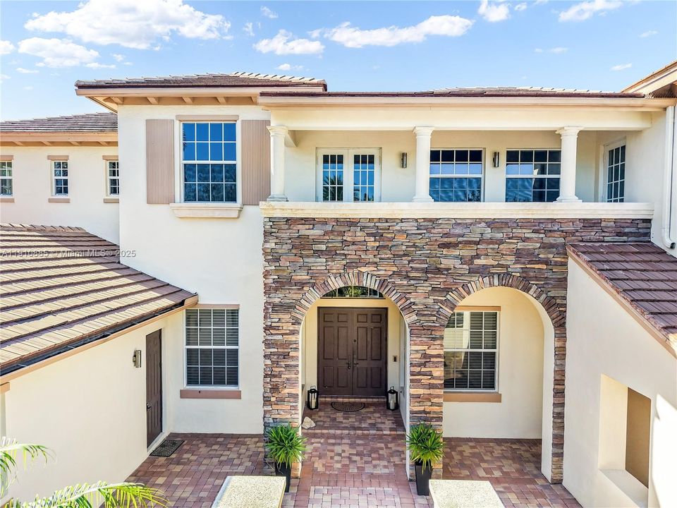 For Sale: $2,300,000 (6 beds, 5 baths, 5956 Square Feet)