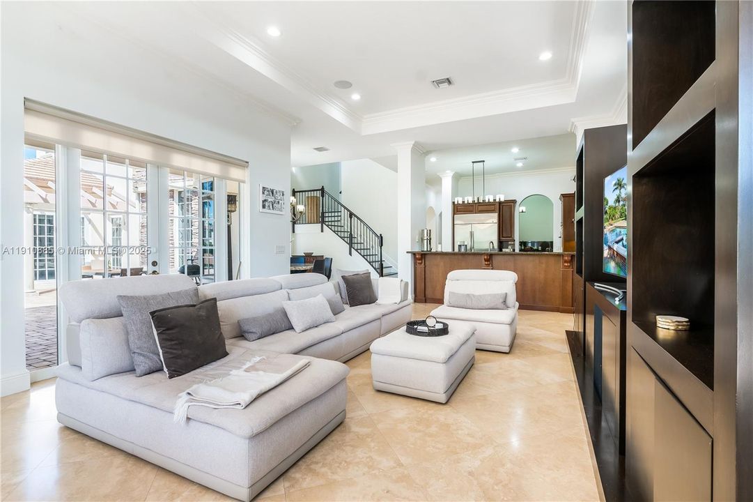 For Sale: $2,300,000 (6 beds, 5 baths, 5956 Square Feet)