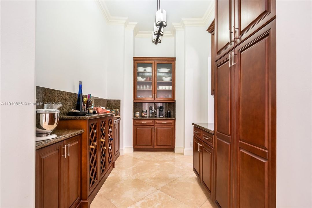 For Sale: $2,300,000 (6 beds, 5 baths, 5956 Square Feet)