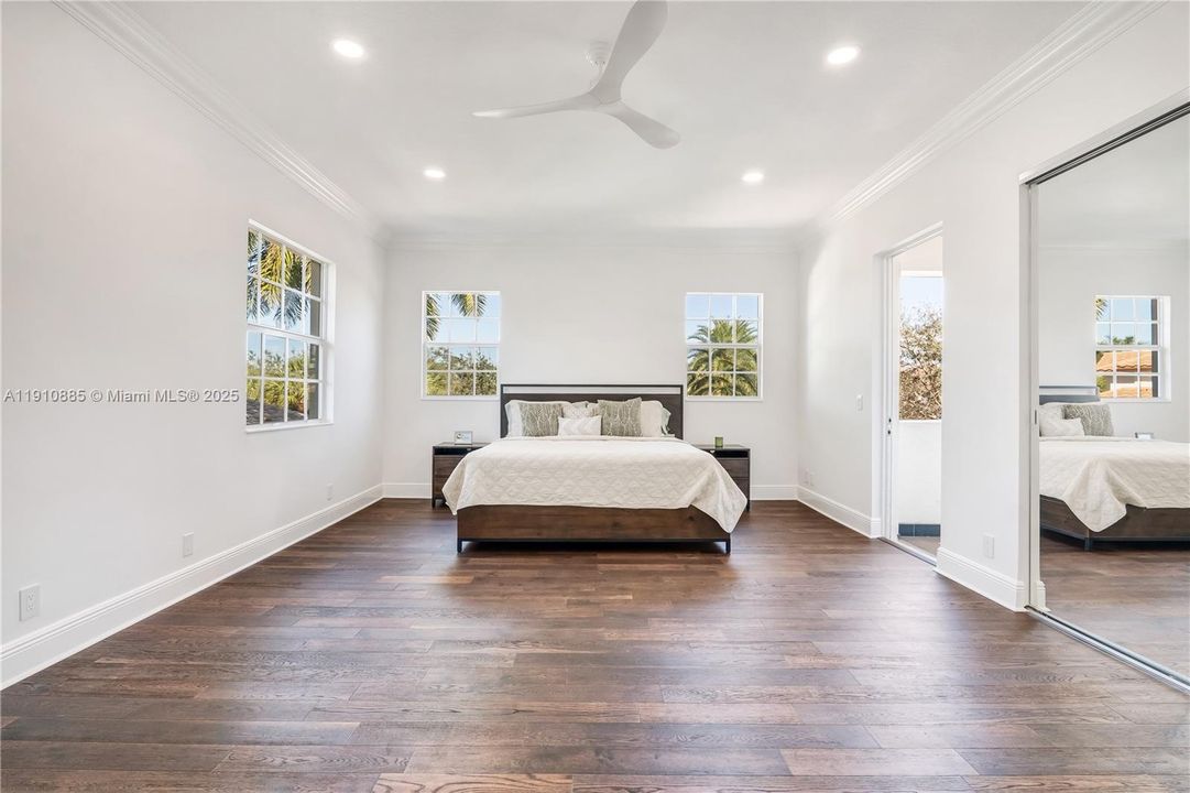 For Sale: $2,300,000 (6 beds, 5 baths, 5956 Square Feet)