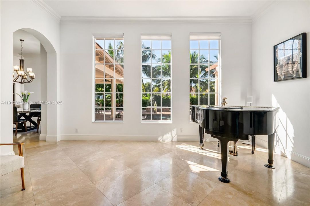 For Sale: $2,300,000 (6 beds, 5 baths, 5956 Square Feet)