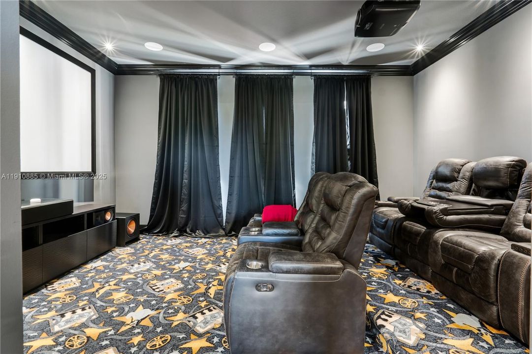 For Sale: $2,300,000 (6 beds, 5 baths, 5956 Square Feet)