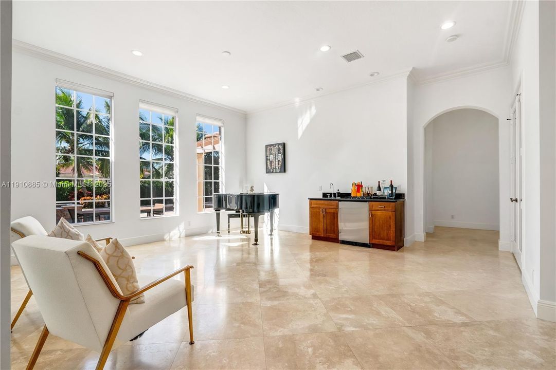 For Sale: $2,300,000 (6 beds, 5 baths, 5956 Square Feet)