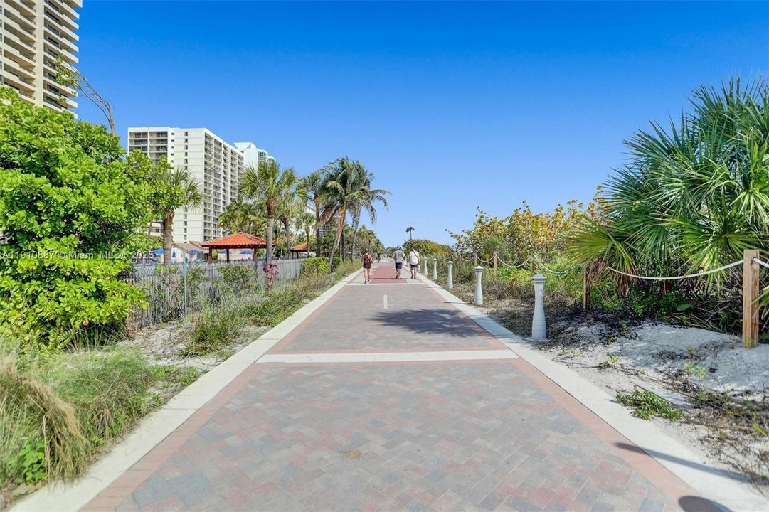 合同活跃: $3,200 (1 贝兹, 2 浴室, 890 平方英尺)