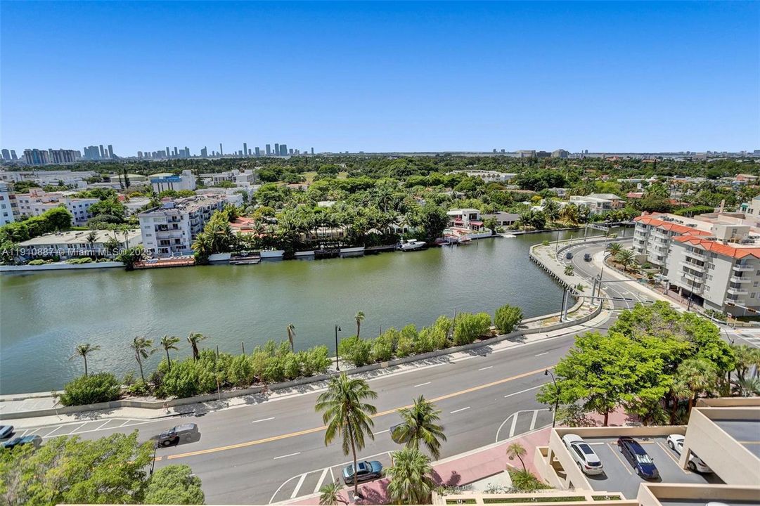 合同活跃: $3,200 (1 贝兹, 2 浴室, 890 平方英尺)