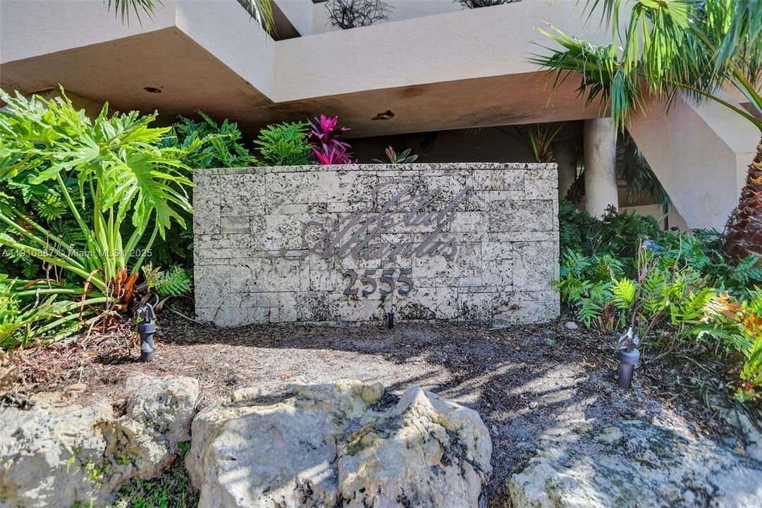 合同活跃: $3,200 (1 贝兹, 2 浴室, 890 平方英尺)