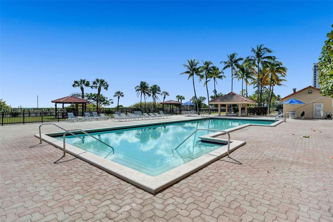 合同活跃: $3,200 (1 贝兹, 2 浴室, 890 平方英尺)