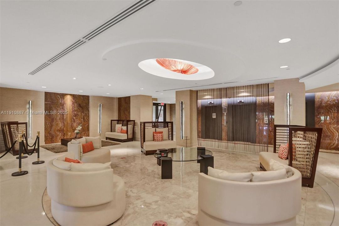 合同活跃: $3,200 (1 贝兹, 2 浴室, 890 平方英尺)