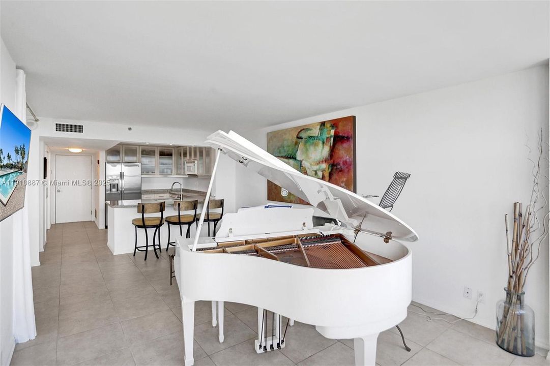 合同活跃: $3,200 (1 贝兹, 2 浴室, 890 平方英尺)