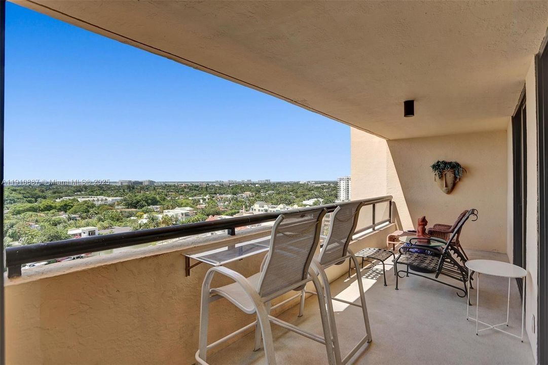 合同活跃: $3,200 (1 贝兹, 2 浴室, 890 平方英尺)