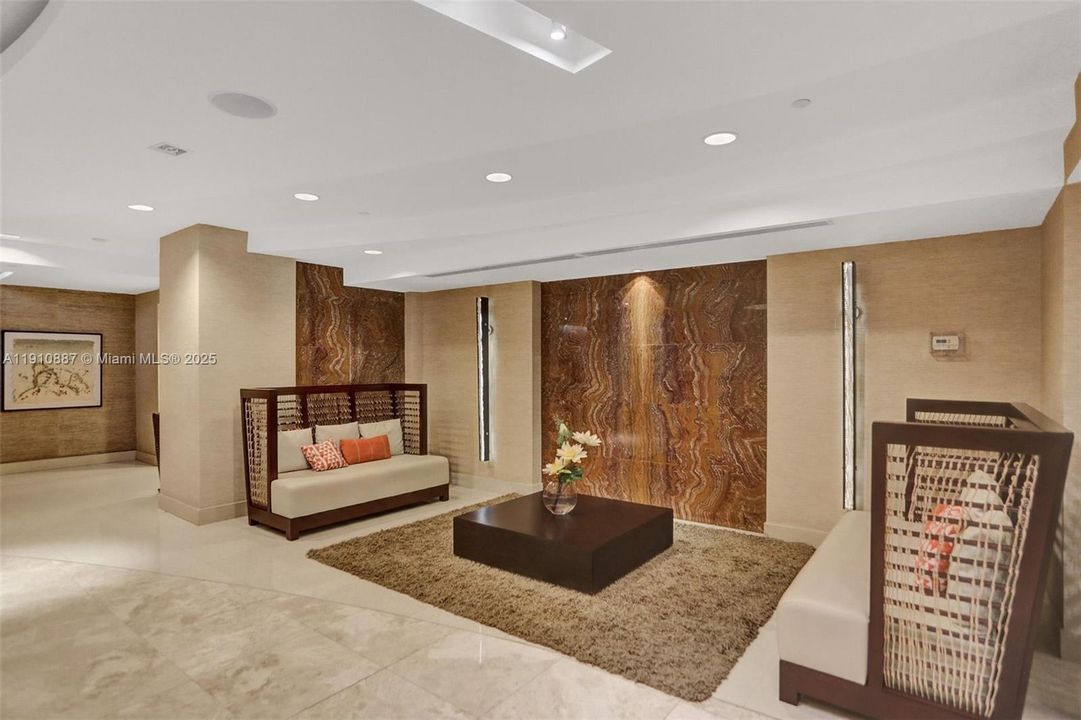 合同活跃: $3,200 (1 贝兹, 2 浴室, 890 平方英尺)