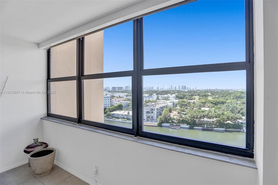 合同活跃: $3,200 (1 贝兹, 2 浴室, 890 平方英尺)