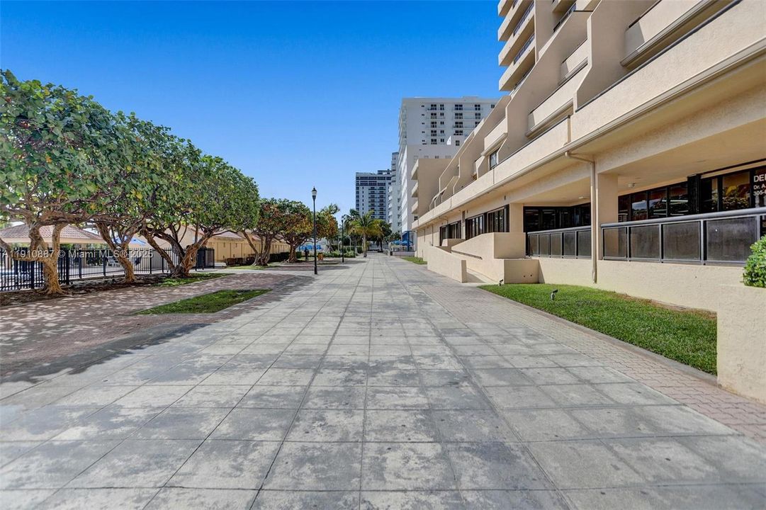 合同活跃: $3,200 (1 贝兹, 2 浴室, 890 平方英尺)