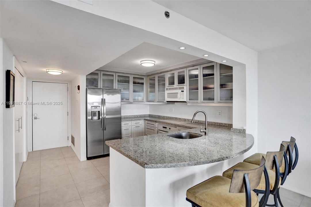 合同活跃: $3,200 (1 贝兹, 2 浴室, 890 平方英尺)